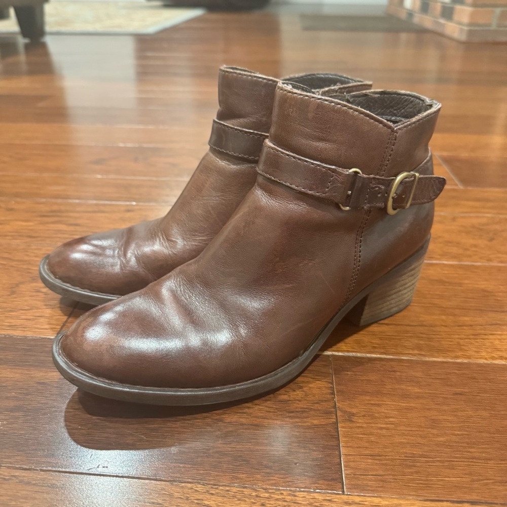Born Brown Leather Ankle Booties.  Woman’s  8.5